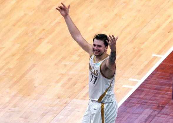 Dallas Mavericks Luka Doncic (77) celebrates after the winning shot, during a NBA, Basketball Herren, USA game, at FedEx Forum in Memphis, Tennessee, USA, 14, April 2021. Mavericks at Memphis Grizzlies Basketball !ACHTUNG: NUR REDAKTIONELLE NUTZUNG!  Copyright: xKARENxPULFERxFOCHTx AME068 20210415-637540651577066776