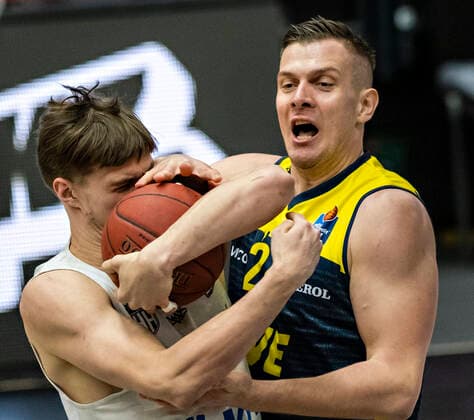 Maik Kotsar Towers , Rasid Mahalbasic EWE 14 04 21, Hamburg Towers vs EWE Baskets Oldenburg, Hamburg Wilhelmsburg, edel optics Arena, easyCredit BBL, Basketball Bundesliga, season 2020 2021, 28 matchday Â