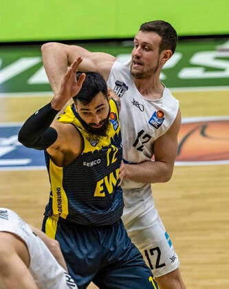 Martin Breunig EWE , Johannes Richter Towers 14 04 21, Hamburg Towers vs EWE Baskets Oldenburg, Hamburg Wilhelmsburg, edel optics Arena, easyCredit BBL, Basketball Bundesliga, season 2020 2021, 28 matchday Â