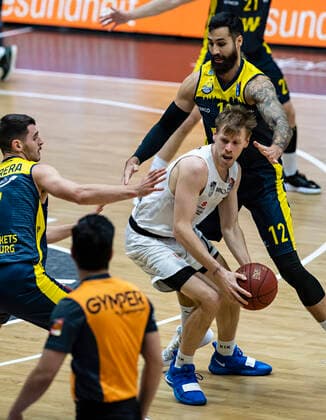 Sebastian Herrera EWE , Jordan Swing Towers , Martin Breunig EWE 14 04 21, Hamburg Towers vs EWE Baskets Oldenburg, Hamburg Wilhelmsburg, edel optics Arena, easyCredit BBL, Basketball Bundesliga, season 2020 2021, 28 matchday Â