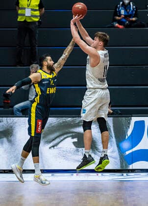 Martin Breunig EWE , Maik Kotsar Towers 14 04 21, Hamburg Towers vs EWE Baskets Oldenburg, Hamburg Wilhelmsburg, edel optics Arena, easyCredit BBL, Basketball Bundesliga, season 2020 2021, 28 matchday Â