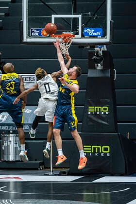 Rickey Paulding EWE , TJ Shorts Towers , Philipp Schwethelm EWE 14 04 21, Hamburg Towers vs EWE Baskets Oldenburg, Hamburg Wilhelmsburg, edel optics Arena, easyCredit BBL, Basketball Bundesliga, season 2020 2021, 28 matchday Â