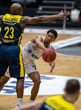 Rickey Paulding EWE , Kameron Taylor Towers 14 04 21, Hamburg Towers vs EWE Baskets Oldenburg, Hamburg Wilhelmsburg, edel optics Arena, easyCredit BBL, Basketball Bundesliga, 2020 2021 season, 28 match day Â