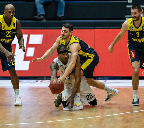 TerryRickey Paulding EWE , Allen Towers , Sebastian Herrera EWE , Braydon Hobbs EWE 14 04 21, Hamburg Towers vs EWE Baskets Oldenburg, Hamburg Wilhelmsburg, edel optics Arena, easyCredit BBL, Basketball Bundesliga, 2020 2021 season, 28 matchday Â