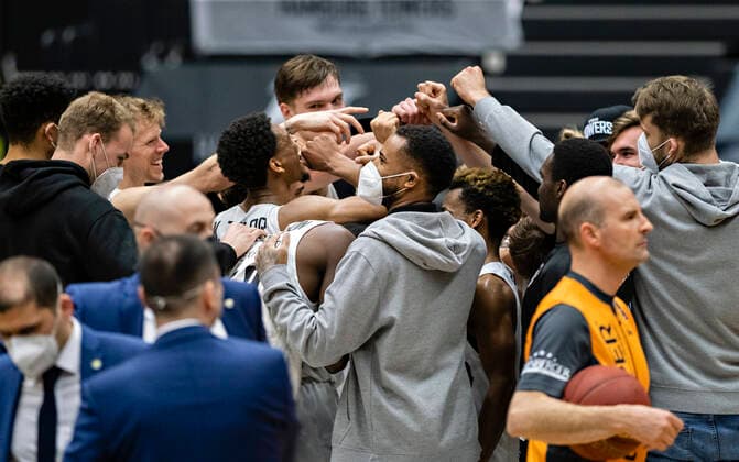 Joy of reaching the playoffs 14 04 21, Hamburg Towers vs EWE Baskets Oldenburg, Hamburg Wilhelmsburg, edel optics Arena, easyCredit BBL, Basketball Bundesliga, 2020 2021 season, 28 matchday Â