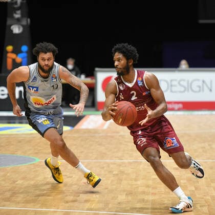 Terrell Harris Niners Chemnitz r and Jermaine Haley Jr HAKRO Merlins Crailsheim li , Niners Chemnitz vs HAKRO Merlins Crailsheim, 14 04 2021, easycredit Basketball Bundesliga, GER, Season 2020 21 Niners Chemnitz vs HAKRO Merlins Crailsheim, 14 04 2021, easycredit Basketball Bundesliga, GER, Season 2020 21 Chemnitz Copyright: xBertxHarzer xEibner-xPressefotox
