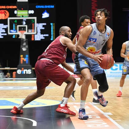Jeremy Jones HAKRO Merlins Crailsheim r and Virgil Matthews Niners Chemnitz l , Niners Chemnitz vs HAKRO Merlins Crailsheim, 14 04 2021, easycredit Basketball Bundesliga, GER, Season 2020 21 Niners Chemnitz vs HAKRO Merlins Crailsheim, 14 04 2021, easycredit Basketball Bundesliga, GER, Season 2020 21 Chemnitz Copyright: xBertxHarzer xEibner-xPressefotox