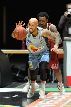 Maurice Stuckey HAKRO Merlins Crailsheim left and Isiaha Mike Niners Chemnitz back, Niners Chemnitz vs HAKRO Merlins Crailsheim, 14 04 2021, easycredit Basketball Bundesliga, GER, season 2020 21 Niners Chemnitz vs HAKRO Merlins Crailsheim, 14 04 2021, easycredit Basketball Bundesliga, GER, season 2020 21 Chemnitz Copyright: xBertxHarzer xEibner-xPressefotox