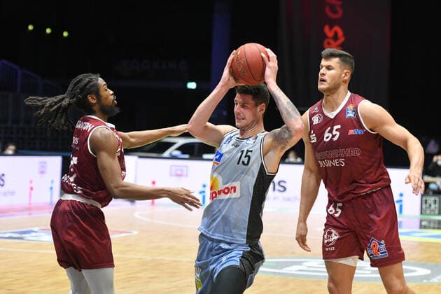 Bogdan Radosavljevic HAKRO Merlins Crailsheim center, Marcus Thornton Niners Chemnitz left and Filip Stanic Niners Chemnitz right , Niners Chemnitz vs HAKRO Merlins Crailsheim, 14 04 2021, easycredit Basketball Bundesliga, GER, Season 2020 21 Niners Chemnitz vs HAKRO Merlins Crailsheim, 14 04 2021, easycredit Basketball Bundesliga, GER, Season 2020 21 Chemnitz Copyright: xBertxHarzer xEibner-xPressefotox