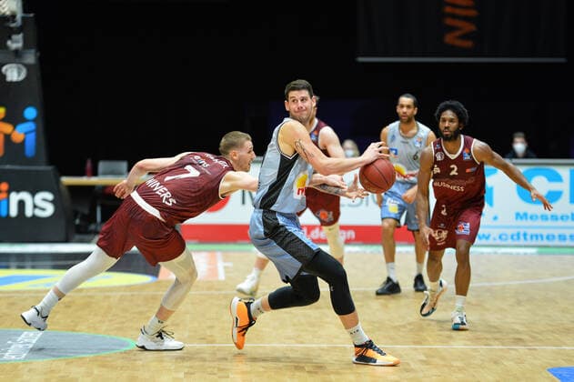 Bogdan Radosavljevic HAKRO Merlins Crailsheim on the ball, Jonas Richter Niners Chemnitz left and Terrell Harris Niners Chemnitz right , Niners Chemnitz vs HAKRO Merlins Crailsheim, 14 04 2021, easycredit Basketball Bundesliga, GER, Season 2020 21 Niners Chemnitz vs HAKRO Merlins Crailsheim, 14 04 2021, easycredit Basketball Bundesliga, GER, Season 2020 21 Chemnitz Copyright: xBertxHarzer xEibner-xPressefotox