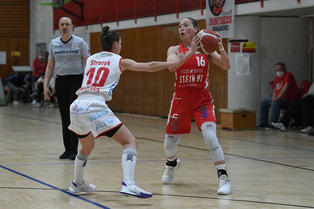 Basketball Damen 1 Bundesliga Halbfinale 2 Spiel GiroLive Panthers Osnabrück Herner TC am 16 04 2021 in der OSC Halle in Osnabrück Jenny Strozyk Osnabrück , left Chloe Bully Herne , right xRx