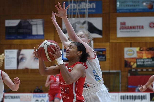 Basketball Damen 1 Bundesliga Halbfinale 2 Spiel GiroLive Panthers Osnabrück Herner TC am 16 04 2021 in der OSC Halle in Osnabrück Loryn Goodwin Herne , front Frieda Bühner Osnabrück , rear xRx