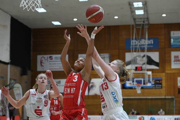 Basketball Women 1 Bundesliga Semifinal 2 Game GiroLive Panthers Osnabrück Herner TC on 16 04 2021 in the OSC Hall in Osnabrück Loryn Goodwin Herne , left Frieda Bühner Osnabrück , right xRx