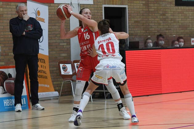 Basketball Damen 1 Bundesliga Halbfinale 2 Spiel GiroLive Panthers Osnabrück Herner TC am 16 04 2021 in der OSC Halle in Osnabrück Jenny Strozyk Osnabrück , front Chloe Bully Herne , rear xRx
