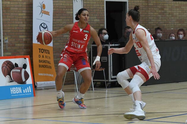 Basketball Women 1 Bundesliga Semifinal 2 Game GiroLive Panthers Osnabrück Herner TC on 16 04 2021 in the OSC Hall in Osnabrück Loryn Goodwin Herne , left Kata Takacs Osnabrück , right xRx