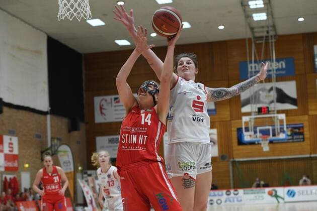 Basketball Women 1 Bundesliga Semifinal 2 Game GiroLive Panthers Osnabrück Herner TC on 16 04 2021 in the OSC Hall in Osnabrück Sofia Pelander Herne , front Samantha Führing Osnabrück , rear xRx