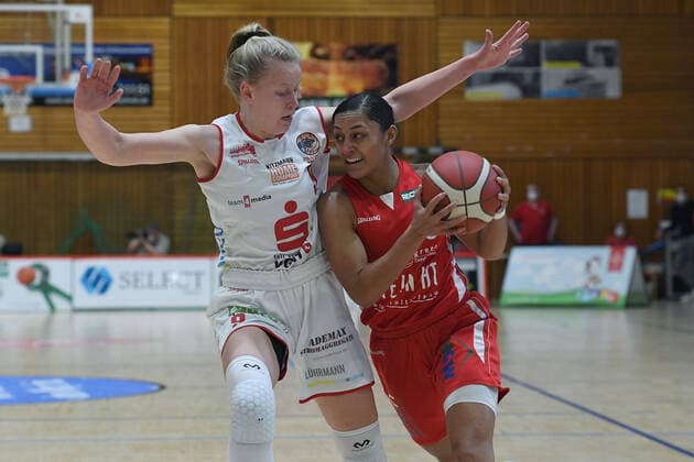 Basketball Women 1 Bundesliga Semifinal 2 Game GiroLive Panthers Osnabrück Herner TC on 16 04 2021 in the OSC Hall in Osnabrück Emma Eichmeyer Osnabrück , left Loryn Goodwin Herne , right xRx