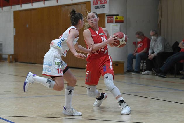 Basketball Damen 1 Bundesliga Halbfinale 2 Spiel GiroLive Panthers Osnabrück Herner TC am 16 04 2021 in der OSC Halle in Osnabrück Jenny Strozyk Osnabrück , left Chloe Bully Herne , right xRx