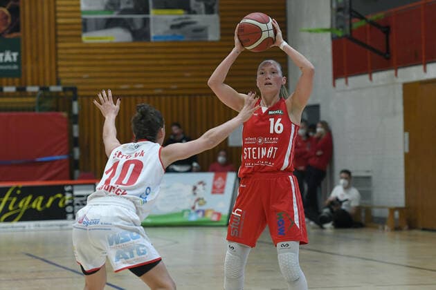 Basketball Damen 1 Bundesliga Halbfinale 2 Spiel GiroLive Panthers Osnabrück Herner TC am 16 04 2021 in der OSC Halle in Osnabrück Jenny Strozyk Osnabrück , front Chloe Bully Herne , rear xRx
