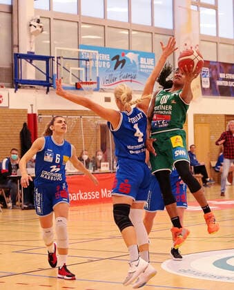 16 04 2021, xovx, Basketball Damen Bundesliga Playoffs Halbfinale Spiel 2, BC pharmaserv Marburg Rutronik Stars Keltern v l Theresa Simon BC Pharmaserv Marburg , Marie Bertholdt BC Pharmaserv Marburg , Jasmine Thomas Rutronik Stars Keltern Marburg Sporthalle Georg Gaßmann Stadion Hessen Deutschland DE