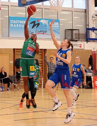 16 04 2021, xovx, Basketball Damen Bundesliga Playoffs Halbfinale Spiel 2, BC pharmaserv Marburg Rutronik Stars Keltern v l Krystal Vaughn Rutronik Stars Keltern , Johanna Klug BC Pharmaserv Marburg , Alexandra Wilke BC Pharmaserv Marburg Marburg Sporthalle Georg Gaßmann Stadion Hessen Deutschland DE