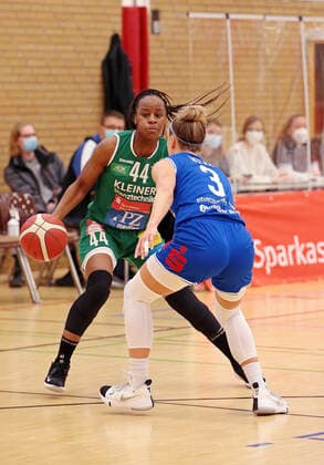 16 04 2021, xovx, Basketball Damen Bundesliga Playoffs Halbfinale Spiel 2, BC pharmaserv Marburg Rutronik Stars Keltern v l Emmanuella Mayombo Rutronik Stars Keltern , Alexandra Wilke BC Pharmaserv Marburg Marburg Sporthalle Georg Gaßmann Stadion Hessen Deutschland DE
