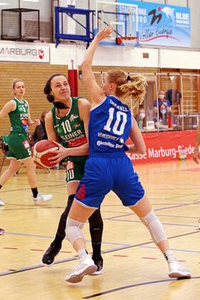 16 04 2021, xovx, Basketball Damen Bundesliga Playoffs Halbfinale Spiel 2, BC pharmaserv Marburg Rutronik Stars Keltern v l Andrijana Cvitkovic Rutronik Stars Keltern , Hanna Crymble BC Pharmaserv Marburg Marburg Sporthalle Georg Gaßmann Stadion Hessen Deutschland DE