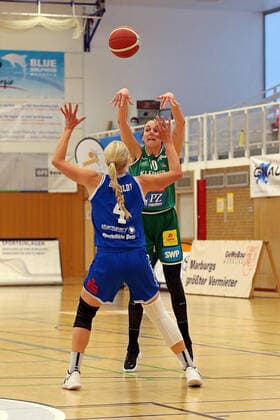16 04 2021, xovx, Basketball Damen Bundesliga Playoffs Halbfinale Spiel 2, BC pharmaserv Marburg Rutronik Stars Keltern v l Marie Bertholdt BC Pharmaserv Marburg , Andrijana Cvitkovic Rutronik Stars Keltern Marburg Sporthalle Georg Gaßmann Stadion Hessen Deutschland DE