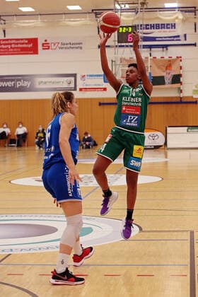 16 04 2021, xovx, Basketball Damen Bundesliga Playoffs Halbfinale Spiel 2, BC pharmaserv Marburg Rutronik Stars Keltern v l Theresa Simon BC Pharmaserv Marburg , Tayler Mingo Rutronik Stars Keltern Marburg Sporthalle Georg Gaßmann Stadion Hessen Deutschland DE