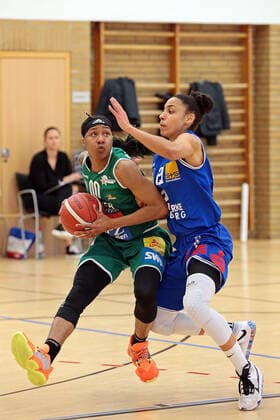16 04 2021, xovx, Basketball Damen Bundesliga Playoffs Halbfinale Spiel 2, BC pharmaserv Marburg Rutronik Stars Keltern v l Jasmine Thomas Rutronik Stars Keltern , Rachel Arthur BC Pharmaserv Marburg Marburg Sporthalle Georg Gaßmann Stadion Hessen Deutschland DE
