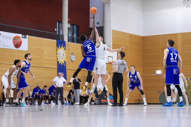 2 Basketball Bundesliga ProB ART Giants Duesseldorf vs VfL SparkassenStars Bochum, 16 04 2021 Jump ball 2 Basketball Bundesliga ProB ART Giants Duesseldorf vs VfL SparkassenStars Bochum on 16 04 2021, Duesseldorf Copyright: xBEAUTIFULxSPORTS KennyxBeelex