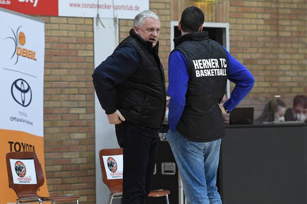 Basketball Damen 1 Bundesliga Halbfinale 2 Spiel GiroLive Panthers Osnabrück Herner TC am 16 04 2021 in der OSC Halle in Osnabrück Marek Piotrowski Trainer Cheftrainer Herne , links Predrag Stanojcic Co Trainer Herne , rechts xRx