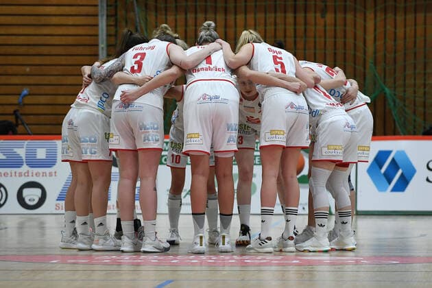 Basketball Damen 1 Bundesliga Halbfinale 2 Spiel GiroLive Panthers Osnabrück Herner TC am 16 04 2021 in der OSC Halle in Osnabrück Spielererkreis Team GiroLive Panthers Osnabrück schwören sich vor dem Spiel ein xRx