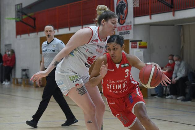 Basketball Damen 1 Bundesliga Halbfinale 2 Spiel GiroLive Panthers Osnabrück Herner TC am 16 04 2021 in der OSC Halle in Osnabrück Loryn Goodwin Herne , front Samantha Führing Osnabrück , rear xRx