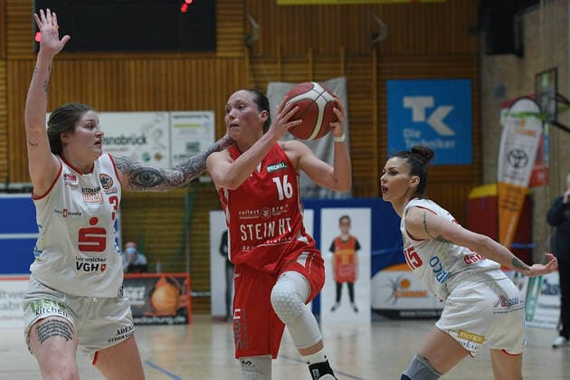 Basketball Women 1 Bundesliga Semifinal 2 Game GiroLive Panthers Osnabrück Herner TC on 16 04 2021 in the OSC Hall in Osnabrück Samantha Führing Osnabrück , left Chloe Bully Herne , middle Milica Milosev Osnabrück , right xRx