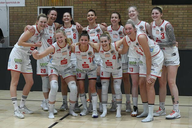 Basketball Damen 1 Bundesliga Halbfinale 2 Spiel GiroLive Panthers Osnabrück Herner TC am 16 04 2021 in der OSC Halle in Osnabrück GiroLive Panthers Osnabrück celebrate their entry into the final xRx