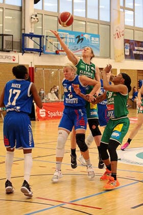 16 04 2021, xovx, Basketball Damen Bundesliga Playoffs Halbfinale Spiel 2, BC pharmaserv Marburg Rutronik Stars Keltern v l Tonisha Baker BC Pharmaserv Marburg , Marie Bertholdt BC Pharmaserv Marburg , Mailis Pokk Rutronik Stars Keltern , Jasmine Thomas Rutronik Stars Keltern Marburg Sporthalle Georg Gaßmann Stadion Hessen Deutschland DE