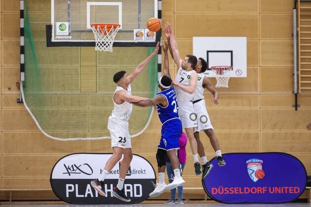 2 Basketball Bundesliga ProB ART Giants Duesseldorf vs VfL SparkassenStars Bochum, 16 04 2021 Scene under the basket Ben Uzoma 25 ART Giants Duesseldorf , Elijah Allen 21 VfL SparkassenStars Bochum , Andrius Mikutis 7 ART Giants Duesseldorf 2 Basketball Bundesliga ProB ART Giants Duesseldorf vs VfL SparkassenStars Bochum on 16 04 2021, Duesseldorf Copyright: xBEAUTIFULxSPORTS KennyxBeelex