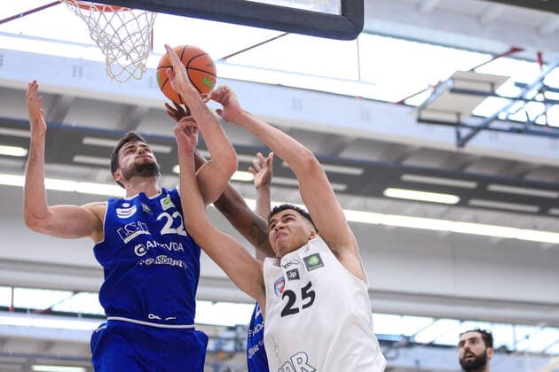 2 Basketball Bundesliga ProB ART Giants Duesseldorf vs VfL SparkassenStars Bochum, 16 04 2021 Johannes Joos 22 VfL SparkassenStars Bochum , Ben Uzoma 25 ART Giants Duesseldorf 2 Basketball Bundesliga ProB ART Giants Duesseldorf vs VfL SparkassenStars Bochum on 16 04 2021, Duesseldorf Copyright: xBEAUTIFULxSPORTS KennyxBeelex