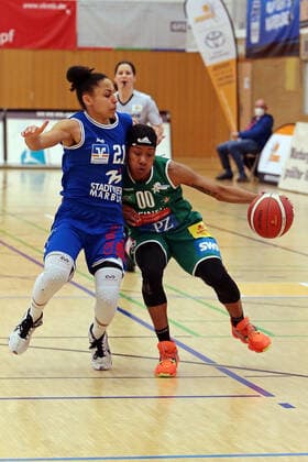 16 04 2021, xovx, Basketball Damen Bundesliga Playoffs Halbfinale Spiel 2, BC pharmaserv Marburg Rutronik Stars Keltern v l Rachel Arthur BC Pharmaserv Marburg , Jasmine Thomas Rutronik Stars Keltern Marburg Sporthalle Georg Gaßmann Stadion Hessen Deutschland DE
