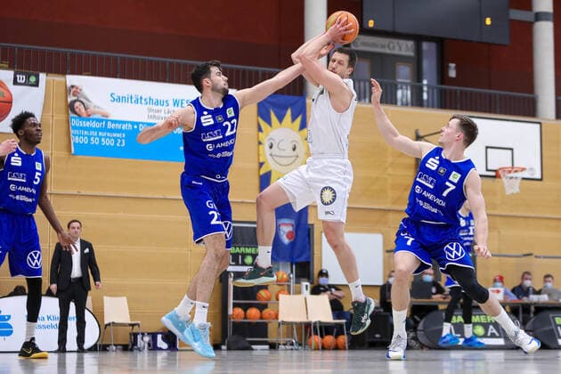 2 Basketball Bundesliga ProB ART Giants Duesseldorf vs VfL SparkassenStars Bochum, 16 04 2021 Andrius Mikutis 7 ART Giants Duesseldorf , Elijah Allen 21 VfL SparkassenStars Bochum , Lars Kamp 7 VfL SparkassenStars Bochum 2 Basketball Bundesliga ProB ART Giants Duesseldorf vs VfL SparkassenStars Bochum on 16 04 2021, Duesseldorf Copyright: xBEAUTIFULxSPORTS KennyxBeelex