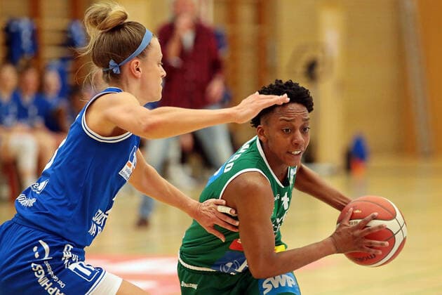 16 04 2021, xovx, Basketball Damen Bundesliga Playoffs Halbfinale Spiel 2, BC pharmaserv Marburg Rutronik Stars Keltern v l Alexandra Wilke BC Pharmaserv Marburg , Tayler Mingo Rutronik Stars Keltern Marburg Sporthalle Georg Gaßmann Stadion Hessen Deutschland DE