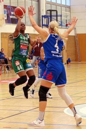 16 04 2021, xovx, Basketball Damen Bundesliga Playoffs Halbfinale Spiel 2, BC pharmaserv Marburg Rutronik Stars Keltern v l Emmanuella Mayombo Rutronik Stars Keltern , Rachel Arthur BC Pharmaserv Marburg , Marie Bertholdt BC Pharmaserv Marburg Marburg Sporthalle Georg Gaßmann Stadion Hessen Deutschland DE
