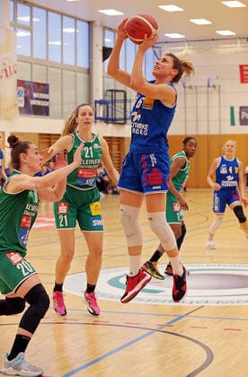 16 04 2021, xovx, Basketball Damen Bundesliga Playoffs Halbfinale Spiel 2, BC pharmaserv Marburg Rutronik Stars Keltern v l Sanja Mandic Rutronik Stars Keltern , Alexandria Kiss Rusk Rutronik Stars Keltern , Theresa Simon BC Pharmaserv Marburg Marburg Sporthalle Georg Gaßmann Stadion Hessen Deutschland DE