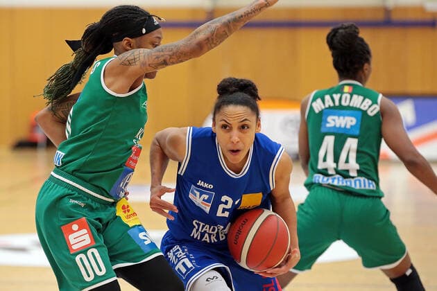 16 04 2021, xovx, Basketball Damen Bundesliga Playoffs Halbfinale Spiel 2, BC pharmaserv Marburg Rutronik Stars Keltern v l Jasmine Thomas Rutronik Stars Keltern , Rachel Arthur BC Pharmaserv Marburg , Emmanuella Mayombo Rutronik Stars Keltern Marburg Sporthalle Georg Gaßmann Stadion Hessen Germany DE