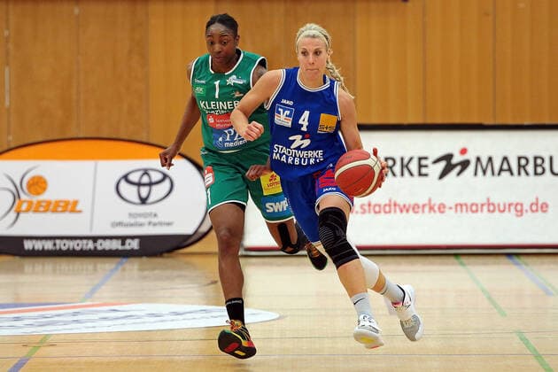 16 04 2021, xovx, Basketball Damen Bundesliga Playoffs Halbfinale Spiel 2, BC pharmaserv Marburg Rutronik Stars Keltern v l Krystal Vaughn Rutronik Stars Keltern , Marie Bertholdt BC Pharmaserv Marburg Marburg Sporthalle Georg Gaßmann Stadion Hessen Deutschland DE