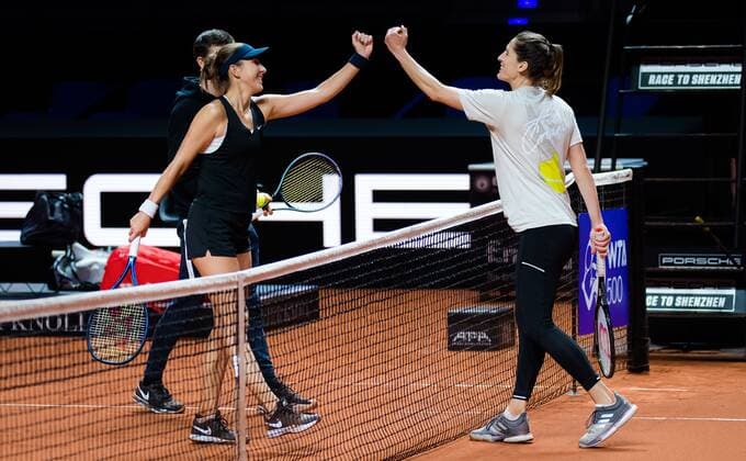 Mandatory Credit: Photo by Rob Prange Shutterstock (11862018ay) IBelinda Bencic of Switzerland & Andrea Petkovic of Germany during practice before the 2021 Porsche Tennis Grand Prix WTA, Tennis Damen 500 tournament 2021 Porsche Tennis Grand Prix Pre-Tournament - 16 Apr 2021 2021 Porsche Tennis Grand Prix Pre-Tournament - 16 Apr 2021  Copyright: xRobxPrange Shutterstockx 11862018ay