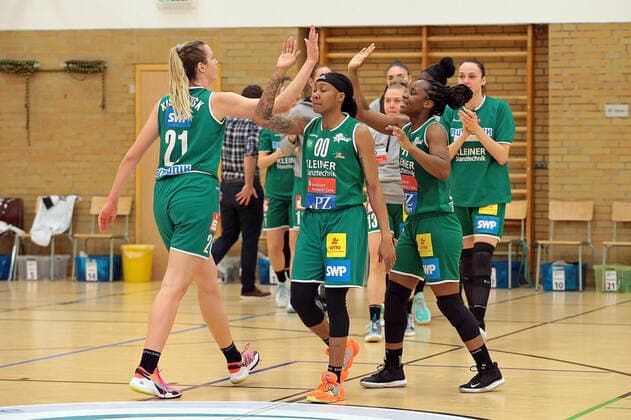 16 04 2021, xovx, Basketball Damen Bundesliga Playoffs Halbfinale Spiel 2, BC pharmaserv Marburg Rutronik Stars Keltern v l Alexandria Kiss Rusk Rutronik Stars Keltern , Jasmine Thomas Rutronik Stars Keltern und Emmanuella Mayombo Rutronik Stars Keltern bejubeln den 71 63 Sieg in Marburg und den Einzug in das Playoff Finale Marburg Sporthalle Georg Gaßmann Stadion Hessen Deutschland DE