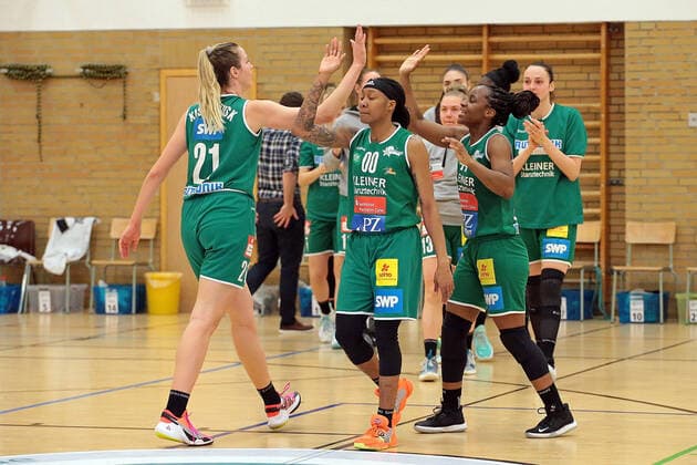 16 04 2021, xovx, Basketball Damen Bundesliga Playoffs Halbfinale Spiel 2, BC pharmaserv Marburg Rutronik Stars Keltern v l Alexandria Kiss Rusk Rutronik Stars Keltern , Jasmine Thomas Rutronik Stars Keltern und Emmanuella Mayombo Rutronik Stars Keltern bejubeln den 71 63 Sieg in Marburg und den Einzug in das Playoff Finale Marburg Sporthalle Georg Gaßmann Stadion Hessen Deutschland DE