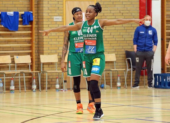 16 04 2021, xovx, Basketball Damen Bundesliga Playoffs Halbfinale Spiel 2, BC pharmaserv Marburg Rutronik Stars Keltern The players of Rutronik Stars Keltern celebrate the entry into the Playoffs Finals f l Jasmine Thomas Rutronik Stars Keltern , Emmanuella Mayombo Rutronik Stars Keltern Marburg Sporthalle Georg Gaßmann Stadion Hessen Germany DE